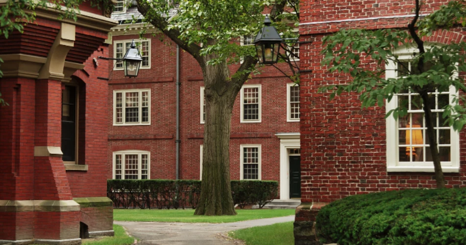 Best Hotels with Free Parking Near Harvard University: Save on Parking While You Stay